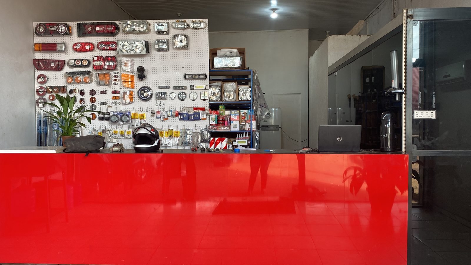 Balcão de atendimento da Dr Diesel com peças de auto elétrica